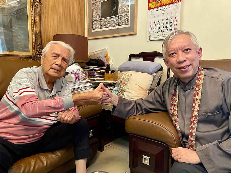 梁館長還與陳老師「打勾勾」相約史博館明年開館之後「回娘家」