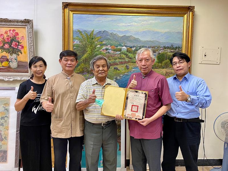 梁永斐館長(右2)致贈感謝狀給林智信老師(左3)