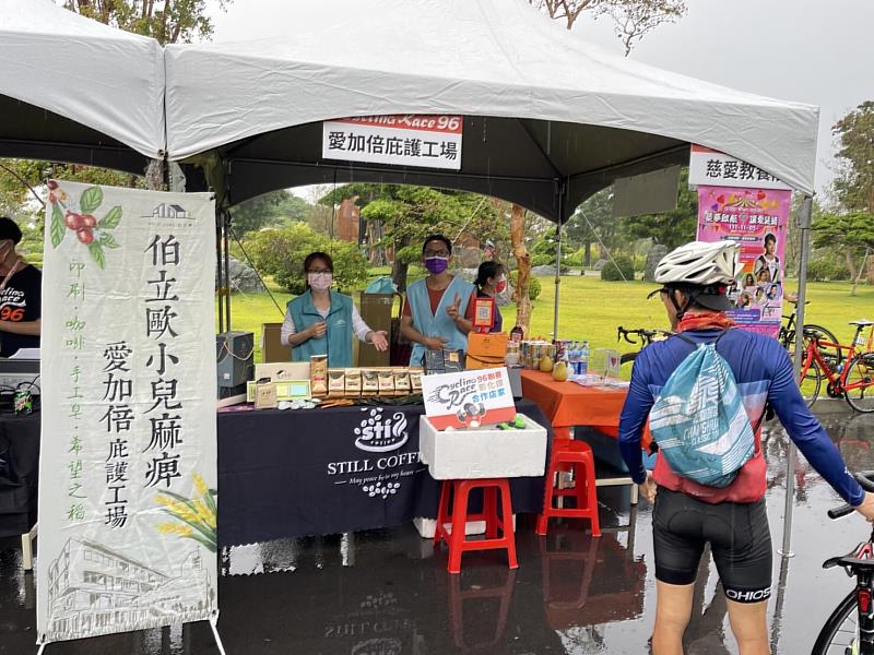 公益團體愛加倍庇護工場擺攤販售愛心商品