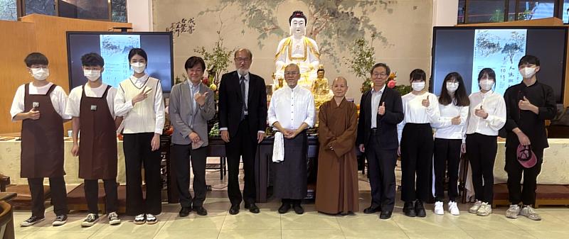董事長悟觀法師（右六）帶領大夥向此次寒露宴辛苦的黃守正廚師（左六）及工作人員表達感謝之意。