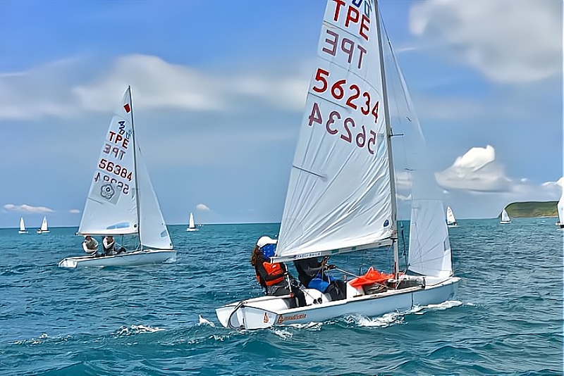 臺南護專陳鈁妤同學參加總統盃全國帆船錦標賽，技壓群雄，獲帆船雙人國際 420 型項目金牌。