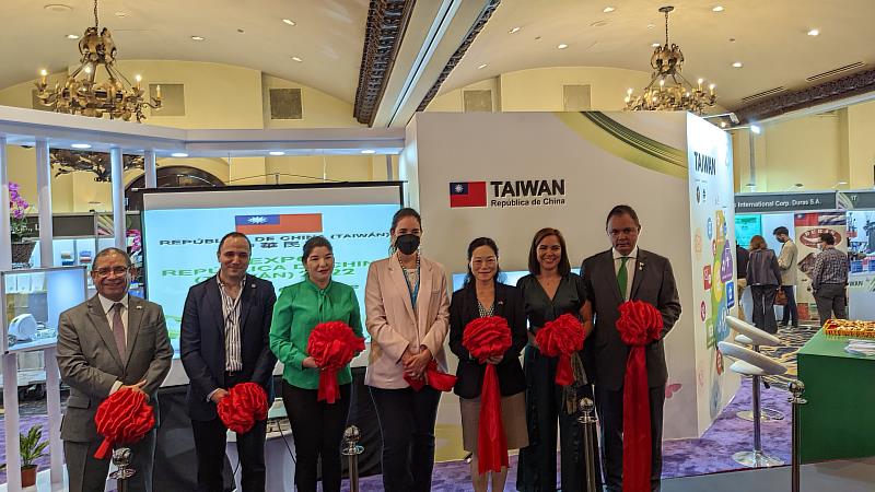 4 開幕典禮剪綵貴賓(右3為我駐宏都拉斯大使張俊菲)