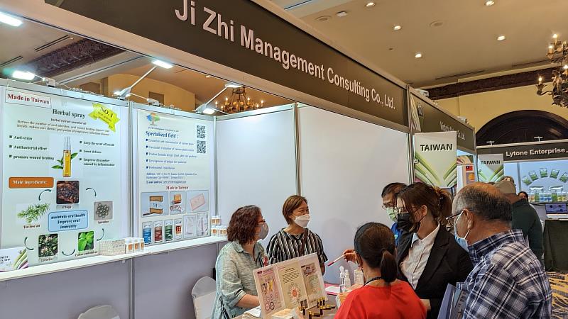 3 宏都拉斯臺灣商展參展廠商極智管理於攤位上介紹產品