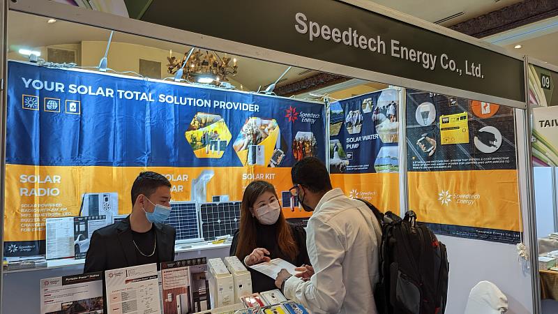 2 宏都拉斯臺灣商展參展廠商宣德科技向宏商講解產品特性