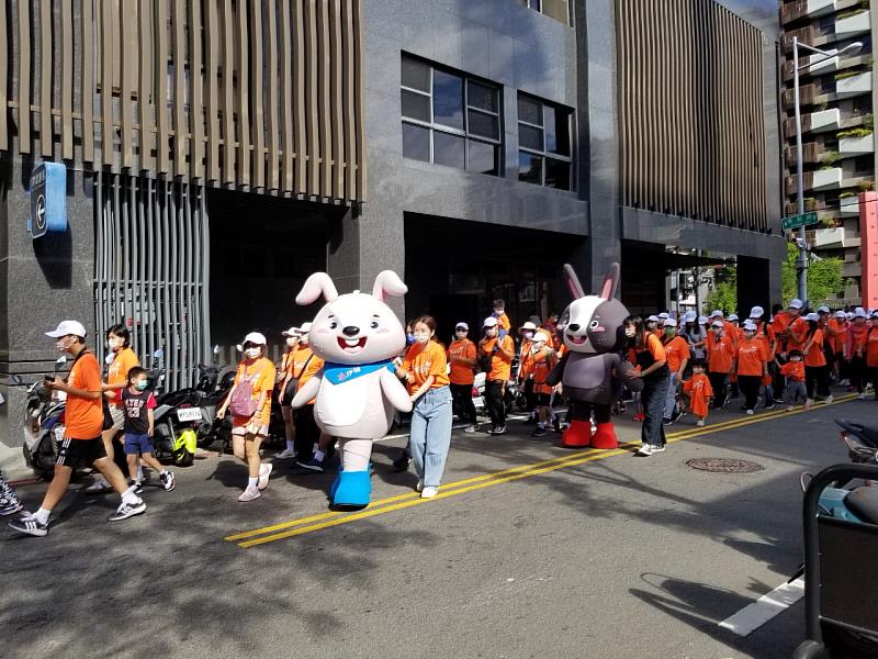 伊甸「發現花園」繪本主角小天、阿力的人形布偶也加入健走行列。