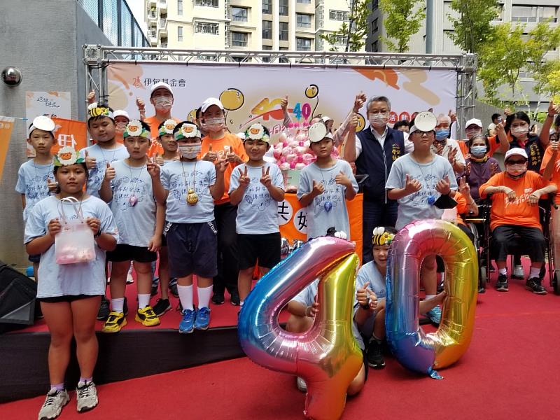 台中市副市長令狐榮達也特地出席，大家一起祝伊甸40歲生日快樂。