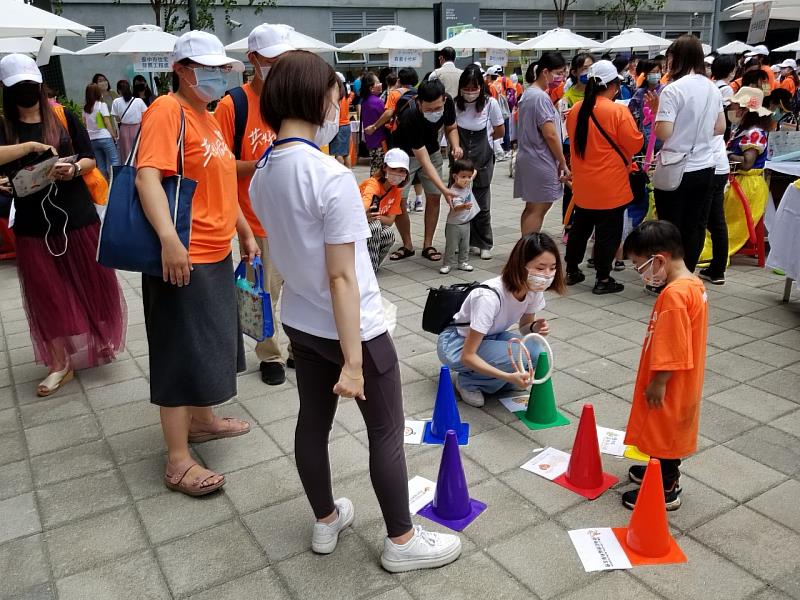 伊甸40周年市集活動小朋友開心闖關。