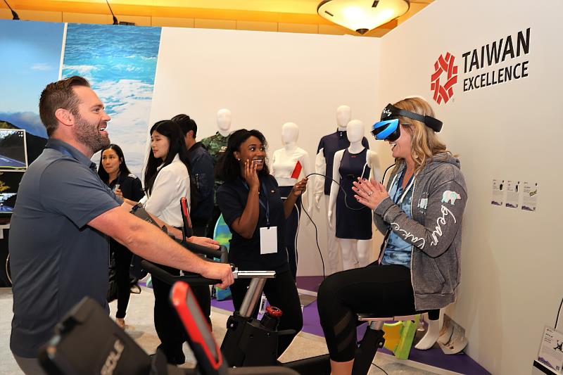 1 美國民眾騎乘岱宇SOLE Fitness飛輪，同時戴上VR眼鏡俯瞰臺灣各地精緻美景。