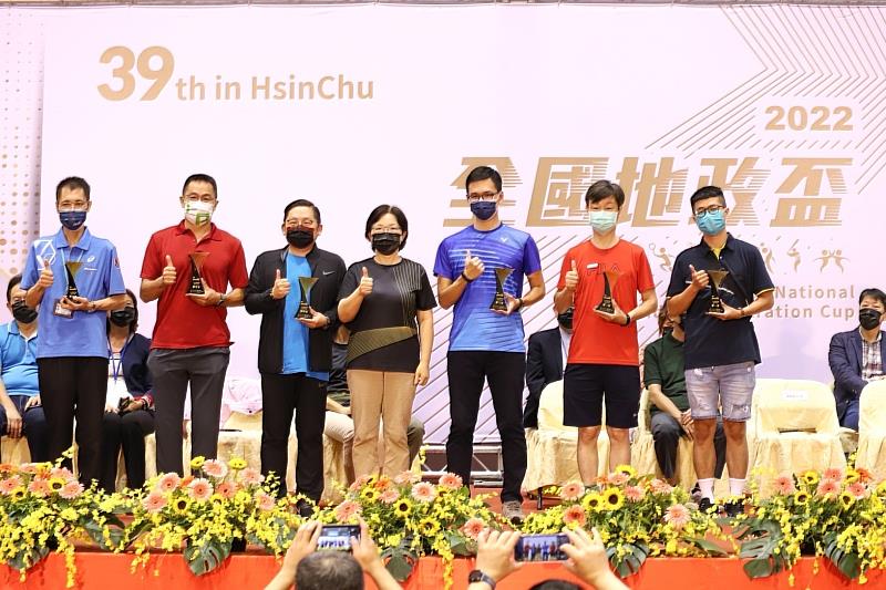 土資系代表文大參加地政盃十數次，本屆是由李家儂主任帶領師生共17人，參加羽球、桌球、籃球及歌唱比賽。