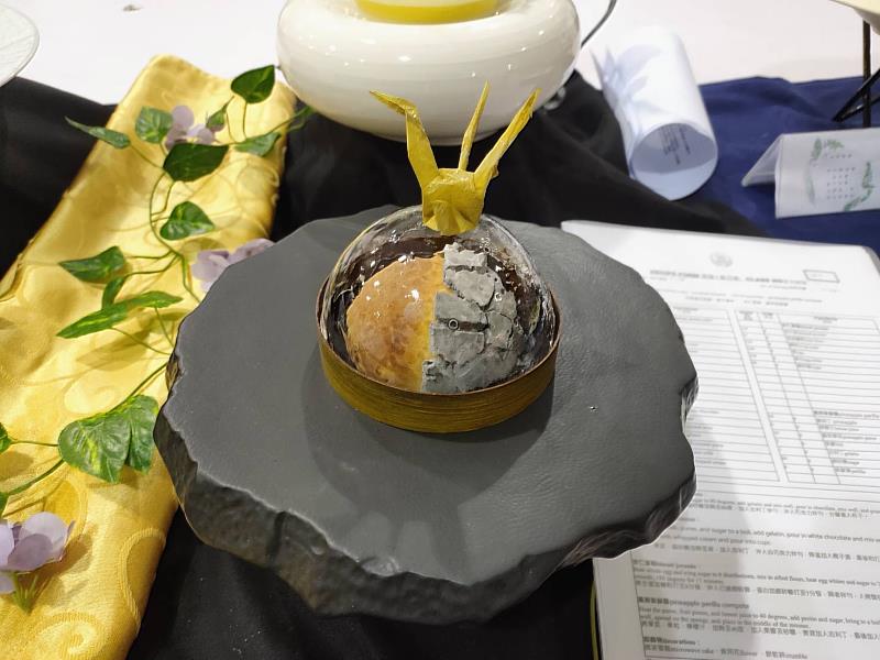 金牌得主陳雅嫺，得獎作品主題杯飾-蜜蜂採蜜吸引眾人目光。