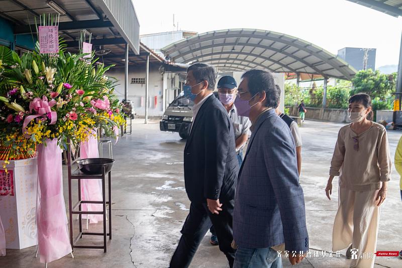 客委會主委楊長鎮（左）及客家公共傳播基金會董事長陳邦畛（右）前往溫老先生靈堂弔唁。客新聞攝