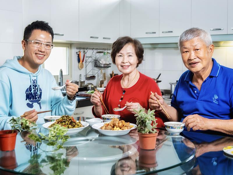 溫士凱擁有作家、廣播主持人、專業學者、演講師、美食及文創美學講師等多重身份，於海內外傳播圈十分活躍，溫士凱的雙親十分支持他更感到與有榮焉。溫士凱提供