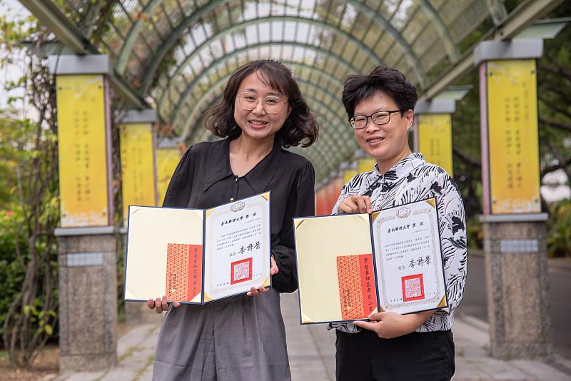 嘉藥陳秀桃(右)及何承芳(左)為國家營養師專技高考榜眼及探花