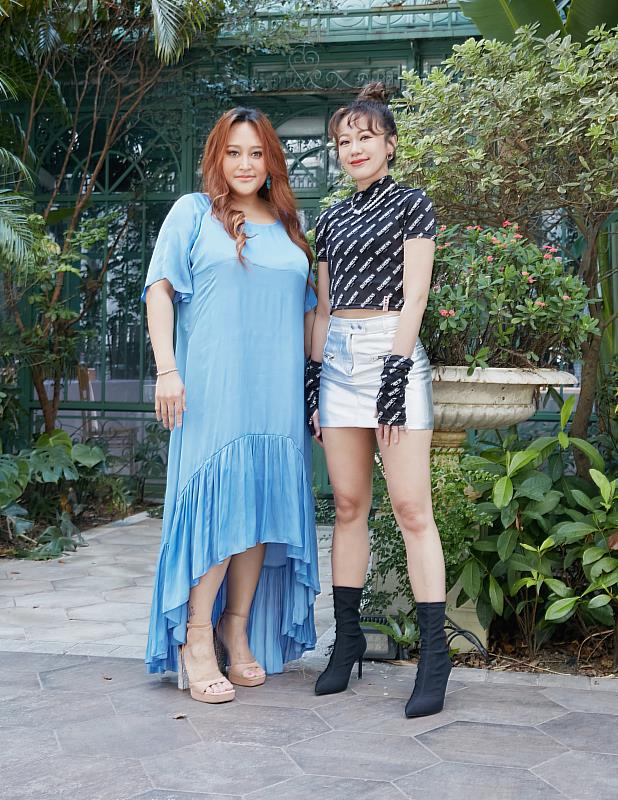 家家（左）驚喜現身為芮德（右）主持《Alian!大小事》站台力挺。照片／原文會提供