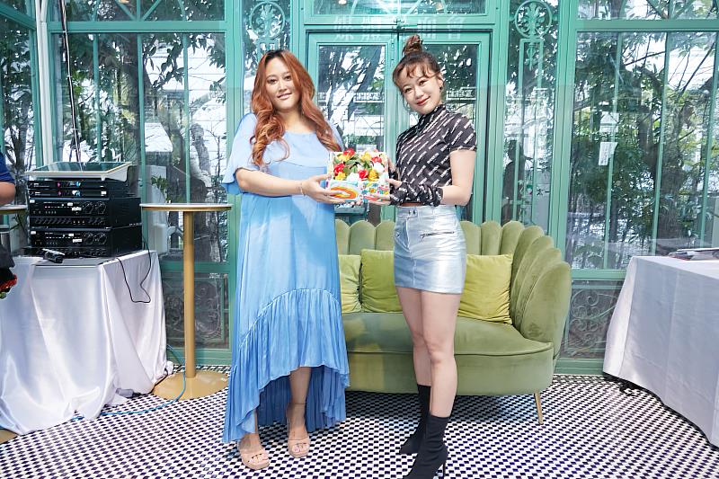 家家（左）驚喜現身為芮德（右）站台力挺。照片／原文會提供