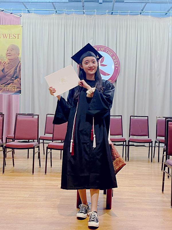 南華大學國企學程王冠玟於今年取得南華及美國西來大學跨國雙學位。