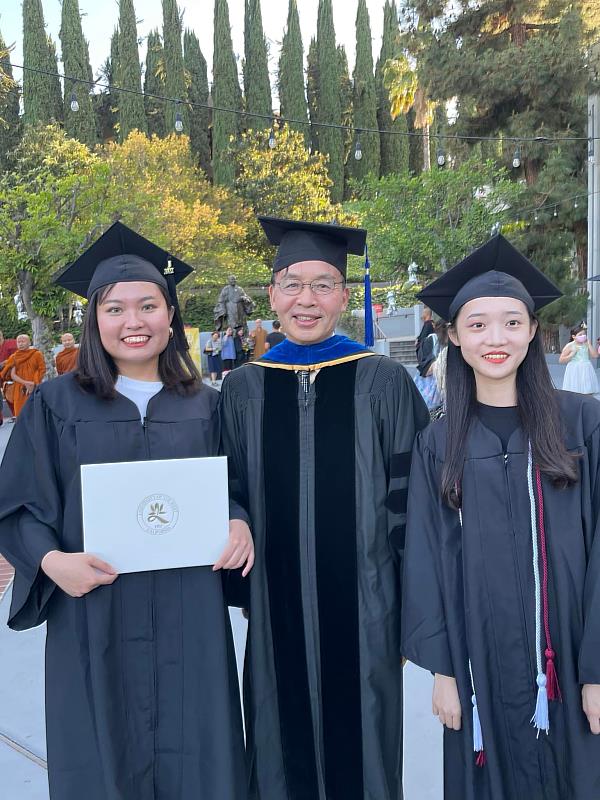 南華大學國企學程畢業生曾湘綾(左)及王冠玟(右)取得跨國雙學位，與美國西來大學師長合照。
