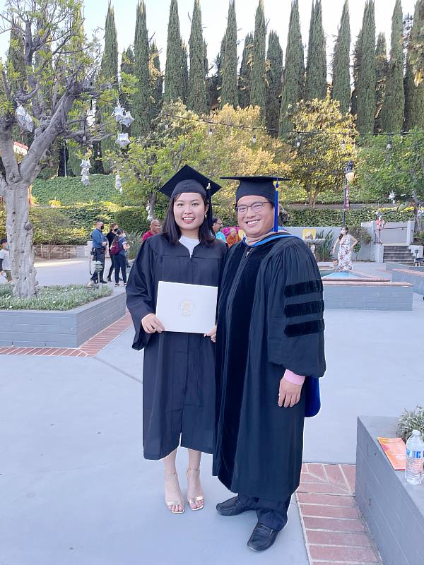 南華大學國企學程曾湘綾(左)於今年取得南華及美國西來大學跨國雙學位，並錄取俄勒岡州立大學 (Oregon State University)，繼續攻讀研究所。