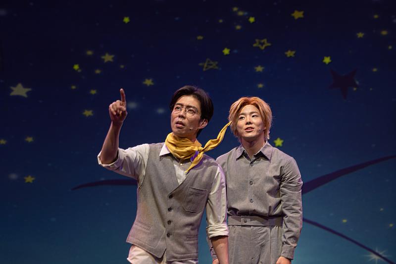 「小王子」音樂劇忠實重現原作中的氛圍，讓觀眾在欣賞演出時，彷彿打開了一本立體有聲書，以視覺與聽覺重新閱讀「小王子」。圖／C MUSICAL提供