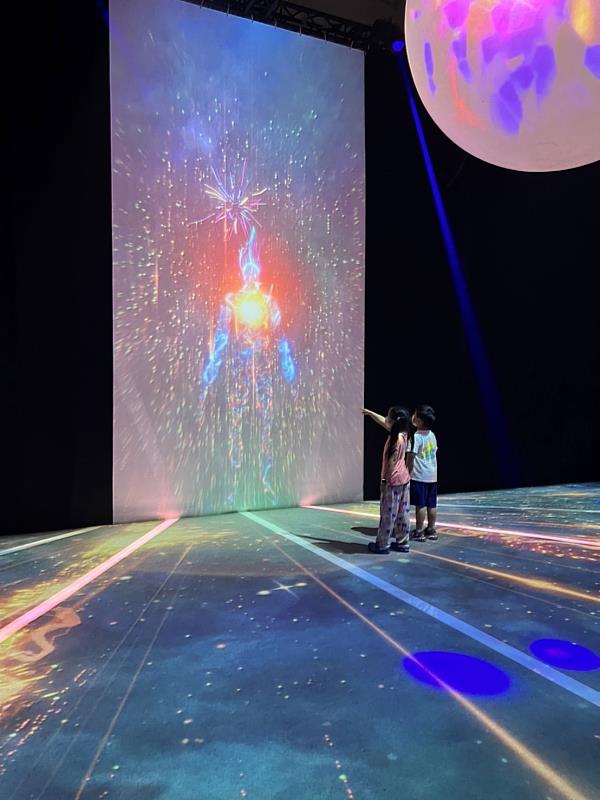 市府舉辦新創大南方及參與台灣設計節規劃DigiWave 、LOG ING登入元宇宙等科技藝術展覽，協助在地新創鏈結全台及世界新創能量，引進國際加速器對接國際市場