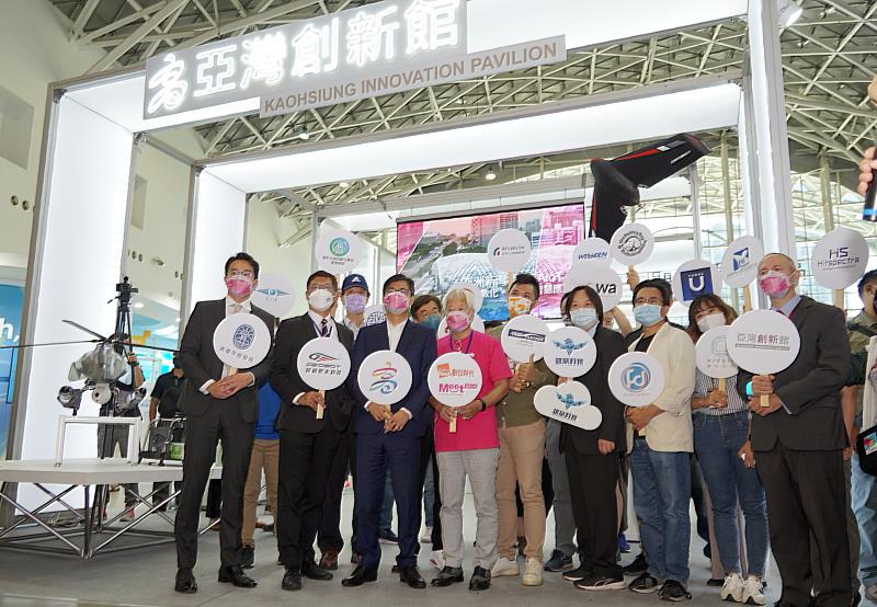 市府舉辦新創大南方及參與台灣設計節規劃DigiWave 、LOG ING登入元宇宙等科技藝術展覽，協助在地新創鏈結全台及世界新創能量，引進國際加速器對接國際市場