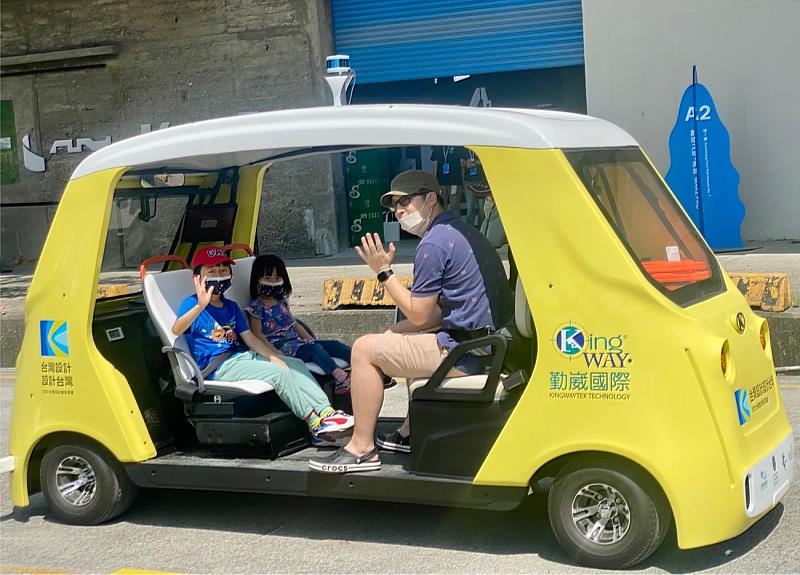 111年台灣設計展透過展場接駁自駕觀光小車，落實智慧科技應用提供市民智慧生活