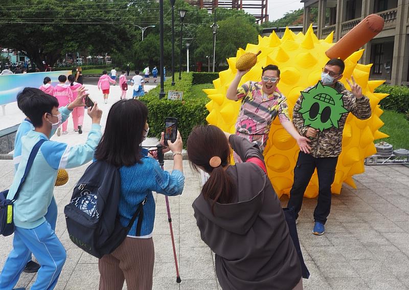 藝術家法咪咪與現場學生進行「法咪咪限時攝影大賽」互動畫面