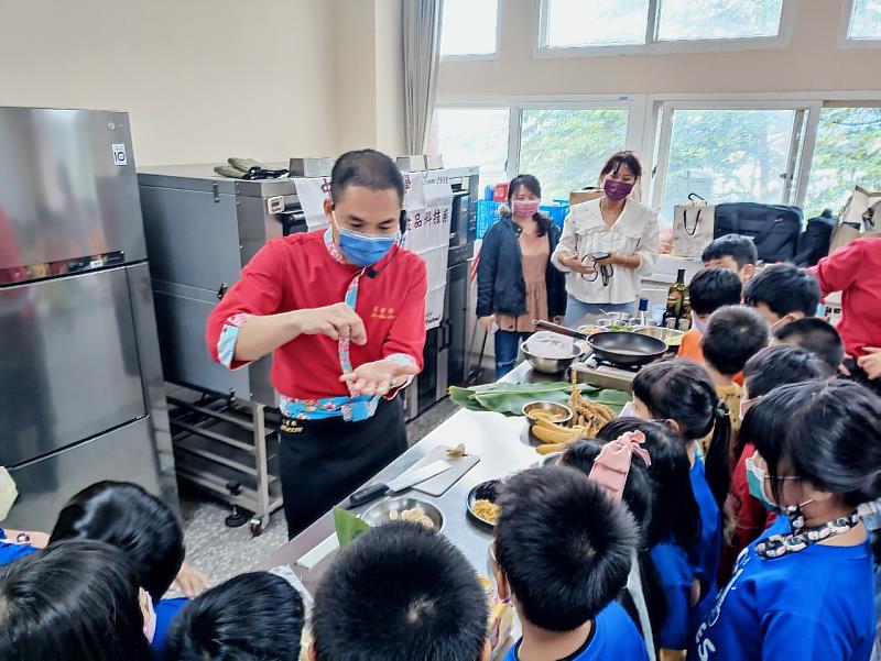 中臺科大食科系呂哲維老師帶協成國小同學製作蕉香彩米糕 和小米綜合蔬果沙拉