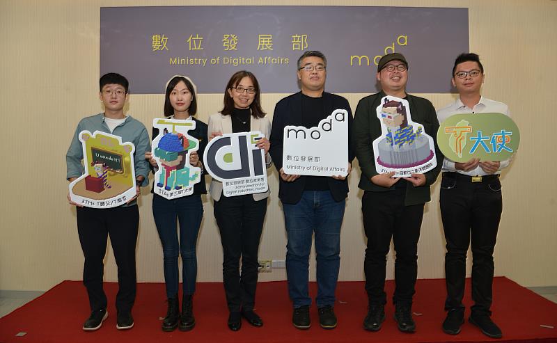 數位發展部李懷仁次長(右三)、數位產業署胡貝蒂副署長(左三)、akaSwap王新仁總監(右二)參與各行各業數位轉型數位青年成果記者會與數位青年T大使現場合影