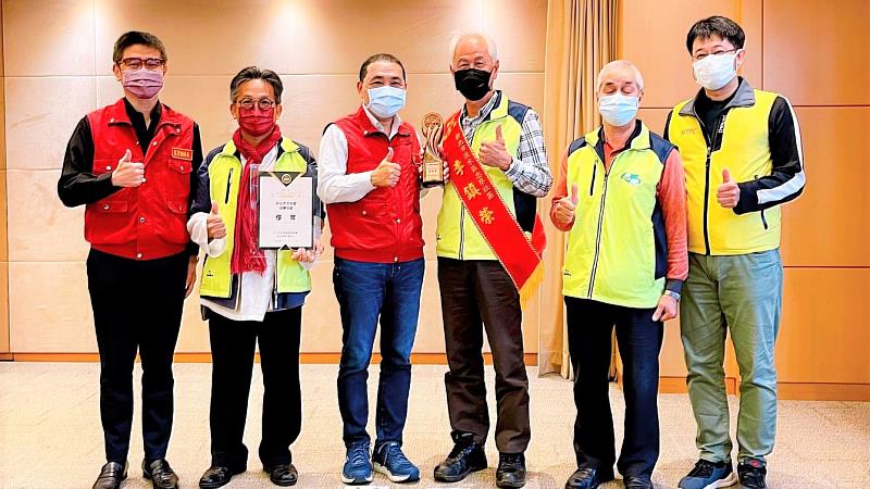 淡水忠寮社區發展協會理事長李鎮榮，19日在新北市市政會議將榮耀獻給市長侯友宜