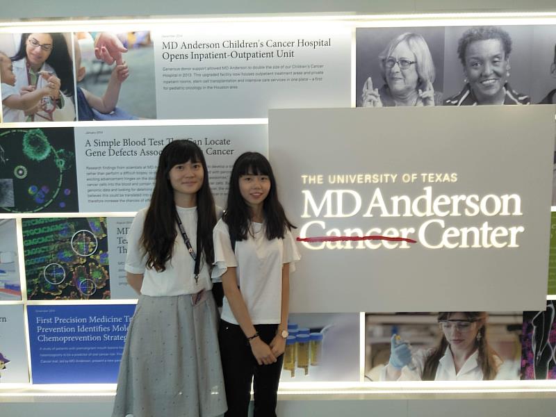 朱育儀博士(左)於暑期指導參訪MDA台灣大學生.