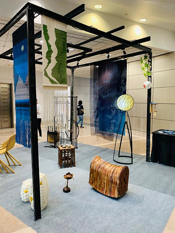 國立臺灣工藝研究發展中心以「綠色對話Green Talk」為概念，展出臺灣工藝家創作，呈現我國優越的複合媒材與新技術研發成果。