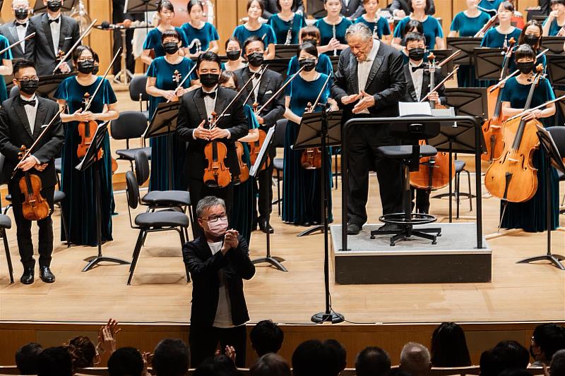 作曲家鍾耀光於台下欣賞ESO演出其創作曲: 鄭和下西洋