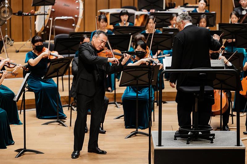 小提琴家林昭亮與ESO於高雄衛武營音樂廳演出