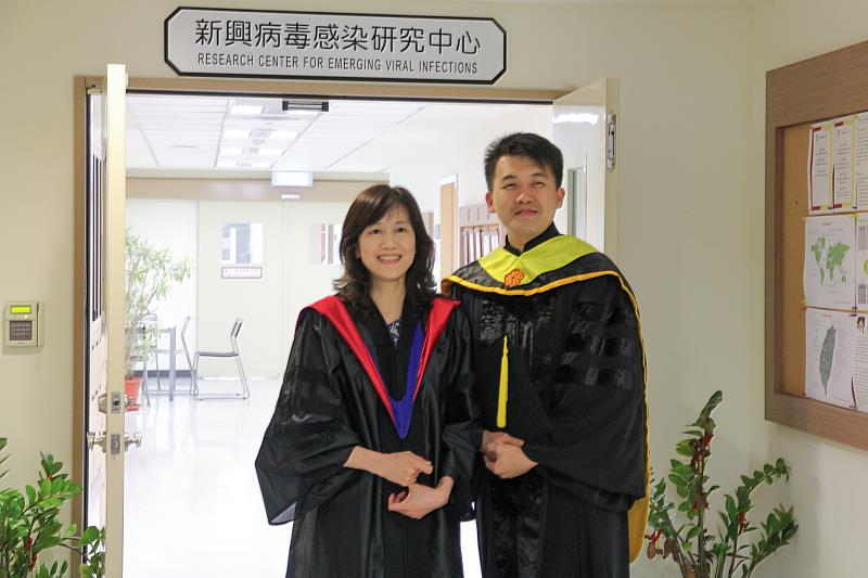 2013年莫子京校友(圖右)博士班畢業與指導教授施信如老師(圖左)合影。