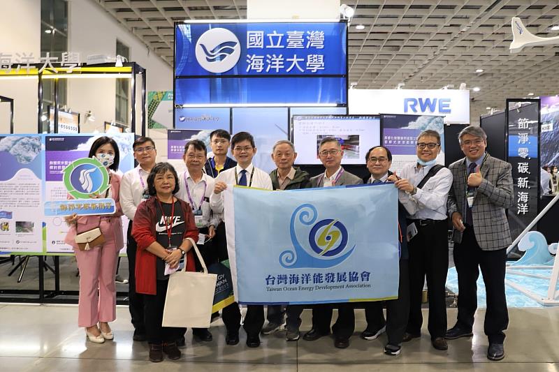 台灣海洋能發展協會於海大攤位合影(本次展出的林鎮洲教授為創會成員之一)