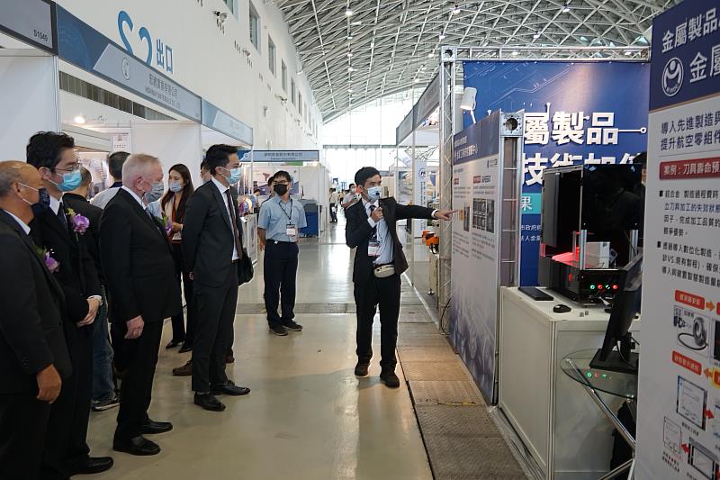 世德工業導入AI智慧辨識技術輔助AOI自動光學檢測，可快速精準判別產品瑕疵