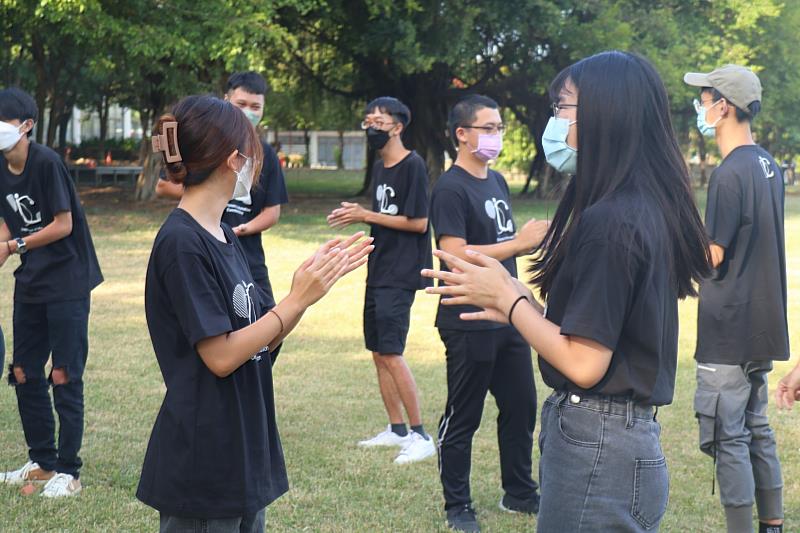 學生透過團康遊戲增進愉快互動