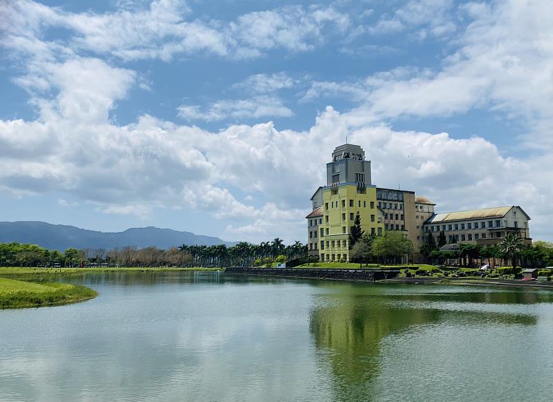 東華大學美麗東湖與行政大樓相輝映。