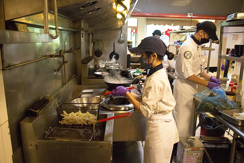 學生自己當老闆，餐旅系學生不只發揮精湛的烹飪功夫，同時深入瞭解學校的特色和學生結構，創造特色料理，擄獲師生味蕾(照片來源：義守大學提供)。