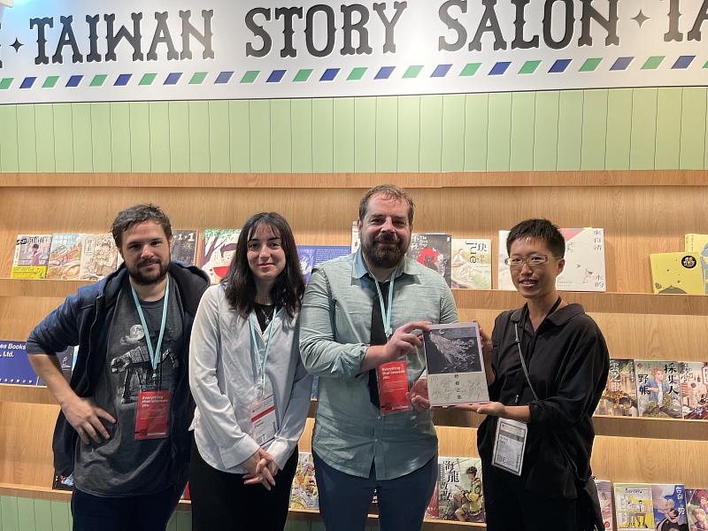 在開展首日，深耕紀實類漫畫及圖像小說的慢工文化，即售出有著當代環境思潮和南島原住民族世界觀的《蜉蝣之島》法語版權，大展臺漫迷人魅力，並將由 Nazca Editions 出版