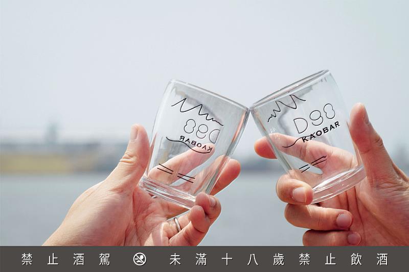 「KAOBAR杯」限量熱賣中、每個售價198元，可在設計中島貨櫃區酒吧（癮吧X紅瀰Homie）與芒果咖秋（高雄孔廟－西廡）購買。