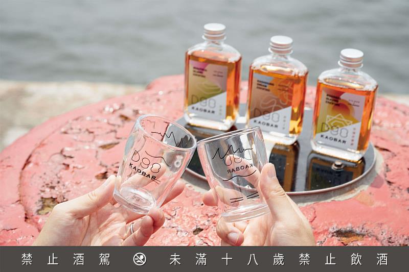 「KAOBAR杯」限量熱賣中、每個售價198元，可在設計中島貨櫃區酒吧（癮吧X紅瀰Homie）與芒果咖秋（高雄孔廟－西廡）購買。