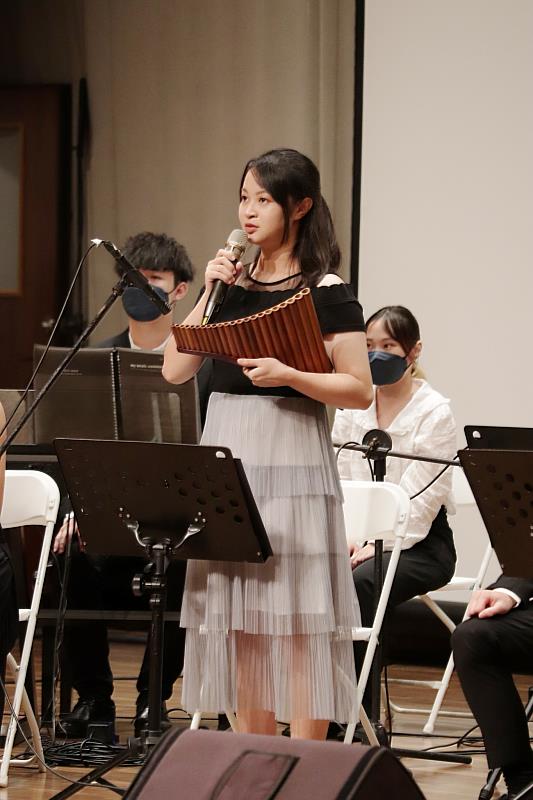 南華大學民音系線上創新演出，感動全球佛光人 ，大一陳玟妤同學介紹排笛。