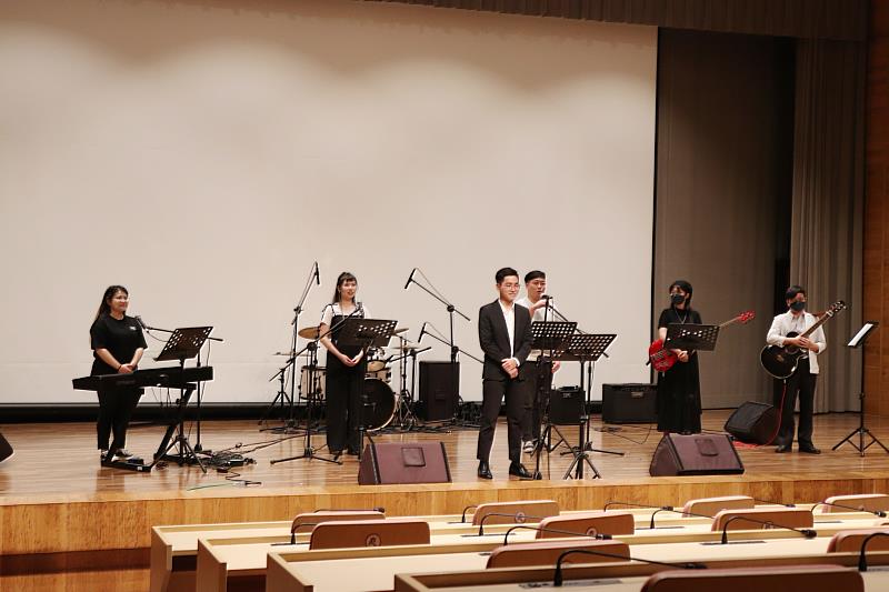 南華大學民音系線上創新演出 ，感動全球佛光人 ，以流行樂團演奏「浴佛歌」。