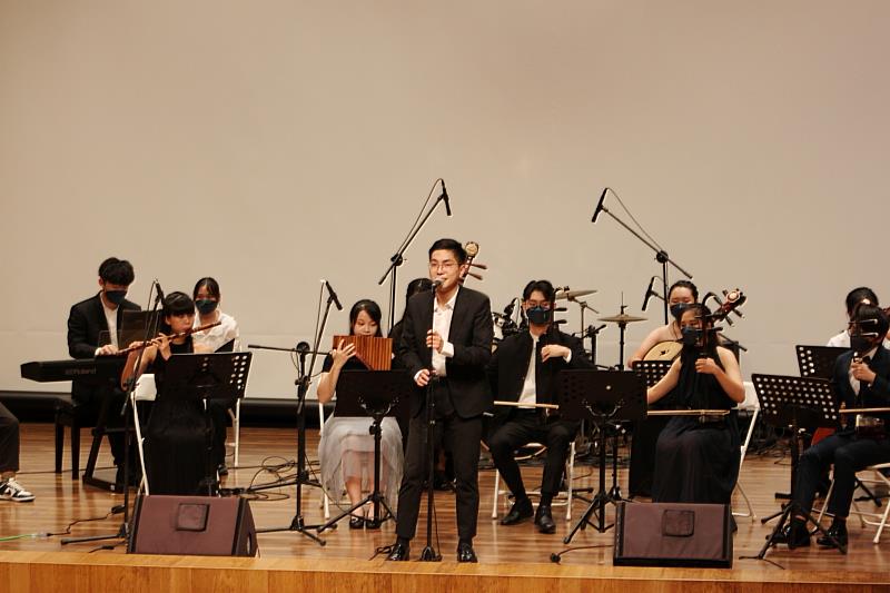 南華大學民音系線上創新演出，感動全球佛光人 ，以絲竹樂團搭配人聲演奏「晨禱」。