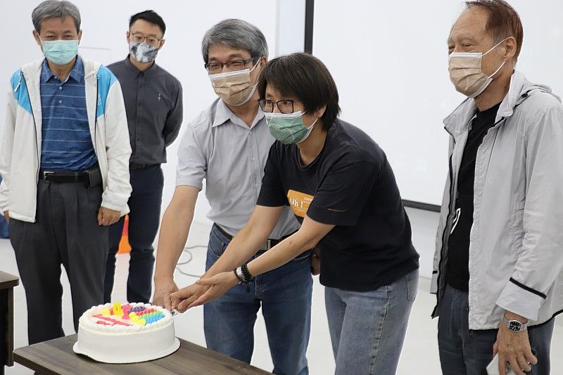 莊聲宏院長、江秀梅系主任偕師長切蛋糕慶祝成立20週年