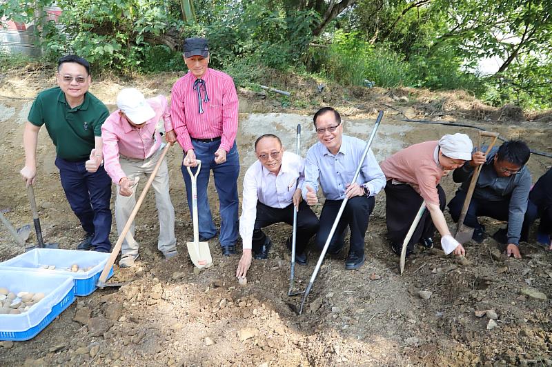 南華大學推展永續農業，林聰明校長(中)與林辰璋副校長(右3)、科技學院陳柏青院長(左1)、海能量科技開發工業有限公司陳茂雄董事長(左3)陳還珠總經理(右2)進行馬鈴薯種植試驗。