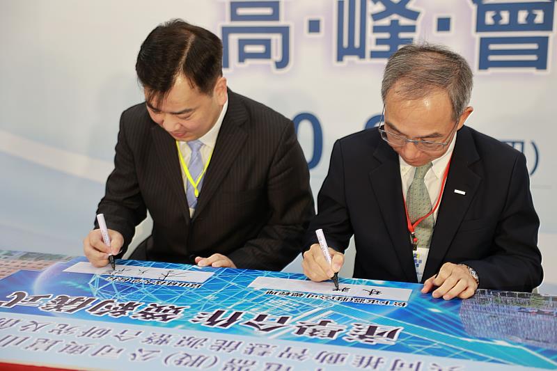 崑山科大李天祥校長(左)與台灣松下電器(股)公司林淵傳總經理(右)進行簽屬儀式