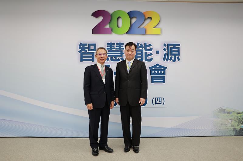崑山科大李天祥校長(右)與台灣松下電器(股)公司林淵傳總經理(左)合影